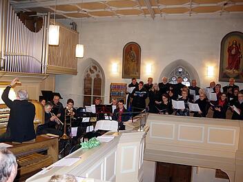 Der Dekanats-Chor Kronach, der Posaunenchor der Christuskirche & Friends sowie Dekanatskantor Marius Popp an der Orgel begrüßten das neue Jahr auf ganz eigene Art und Weise, nämlich mit herrlicher Musik in der Christuskirche in Kronach. Foto: Heike Schülein