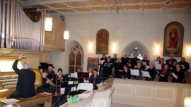 Der Dekanats-Chor Kronach, der Posaunenchor der Christuskirche & Friends sowie Dekanatskantor Marius Popp an der Orgel begrüßten das neue Jahr auf ganz eigene Art und Weise, nämlich mit herrlicher Musik in der Christuskirche in Kronach. Foto: Heike Schülein