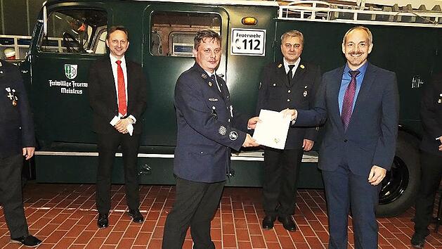 Mit dem staatlichen Ehrenzeichen in Silber wurde Holger Dembowski ausgezeichnet. Unser Bild zeigt (von links) Vorsitzenden Thomas Zimmermann, B&uuml;rgermeister Robert Bosch, Holger Dembowski, Kreisbrandinspektor Fritz Weinlein, stellvertretenden Landrat J&ouml;rg Kunstmann und Kommandanten Christoph Zimmermann.