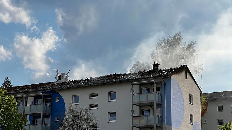 Dachstuhl stand in Vollbrand: Feuer in Mehrfamilienhaus