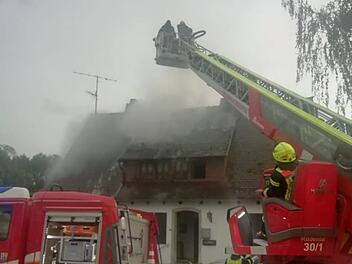 Rödental: Blitz schlägt in Dach ein – Feuerwehr löscht Wohnhaus-Brand nach Gewitter Rödental: Blitz schlägt in Dach ein – Feuerwehr löscht Wohnhaus-Brand nach Gewitter