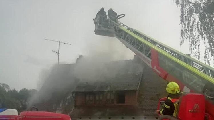 Rödental: Blitz schlägt in Dach ein – Feuerwehr löscht Wohnhaus-Brand nach Gewitter