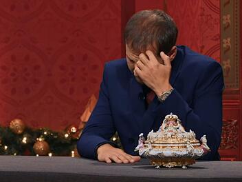 Julian Schmitz-Avila wirkt ratlos, als der Preis f&uuml;r das Dr&uuml;selk&auml;stchen immer h&ouml;her klettert - dann kommt ihm eine Idee.