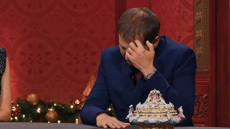 Julian Schmitz-Avila wirkt ratlos, als der Preis für das Drüselkästchen immer höher klettert - dann kommt ihm eine Idee.