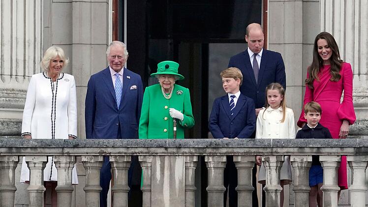 In einem leuchtend gr&uuml;nen Kost&uuml;m betrat Queen Elizabeth II. (dritte von links) an der offiziellen Feier ihres Platin-Jubil&auml;ums den Balkon von Buckingham Palace. An ihrer Seite (von links): Herzogin Camilla, Prinz Charles, Prinz George, Prinz William, Prinzessin Charlotte, Prinz Louis und Herzogin Catherine.