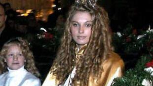 Christkind 2003: Denise Beden im vollen Ornat.