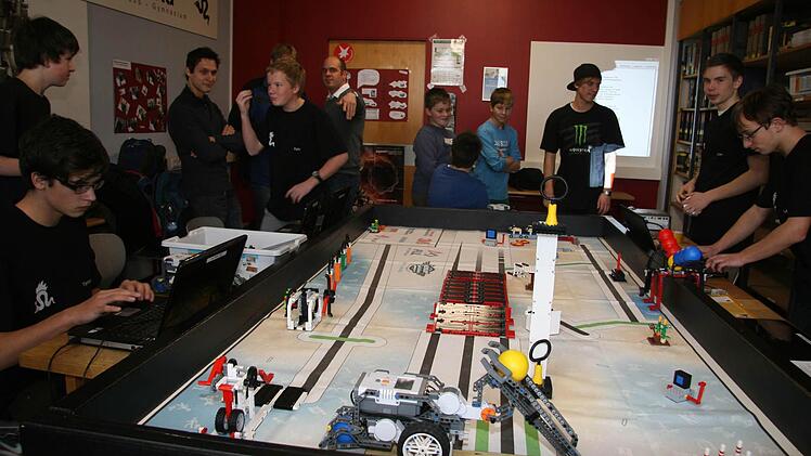 Kegeln macht Spaß, aber für einen Roboter ist das Kegeln eine Herausforderung. Denn schon eine leichte Schrägstellung macht alles zunichte.