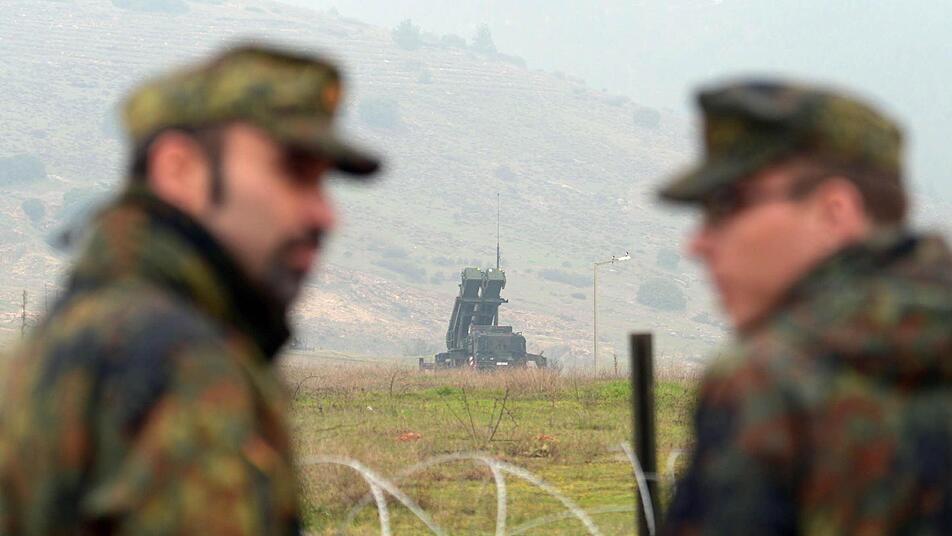 Deutsche Soldaten stehen am 23.02.2013 am Rande der türkischen Stadt Kahramanmaras auf dem Gelände der deutschen «Patriot»-Raketenabwehrstaffel. Foto: Rainer Jensen/dpa