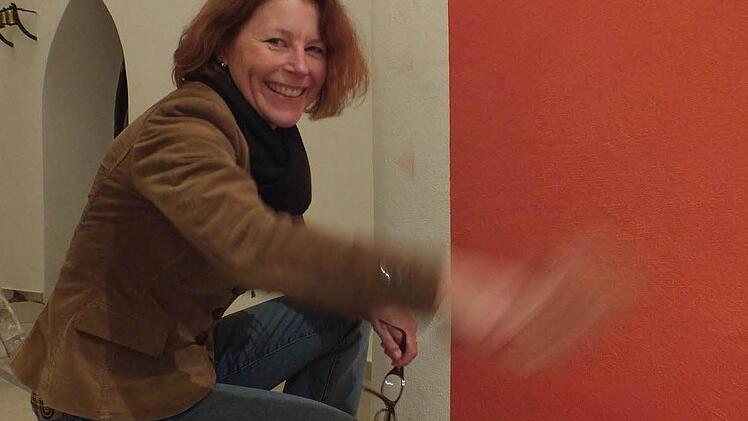 Anja Quaschinski hat den Chorbogen mit einem roten Farbstreifen bemalt.