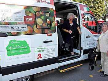 Die Resonanz auf den Bürgerbus lässt noch zu wünschen übrig. Maria Nikol aus Altenkunstadt (Mitte) und Anna Raab aus Woffendorf sind die ersten beiden Fahrgäste der gestrigen "Jungfernfahrt".  Foto: Stephan Stöckel