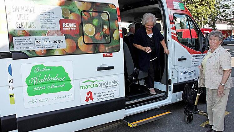 Die Resonanz auf den Bürgerbus lässt noch zu wünschen übrig. Maria Nikol aus Altenkunstadt (Mitte) und Anna Raab aus Woffendorf sind die ersten beiden Fahrgäste der gestrigen "Jungfernfahrt".  Foto: Stephan Stöckel