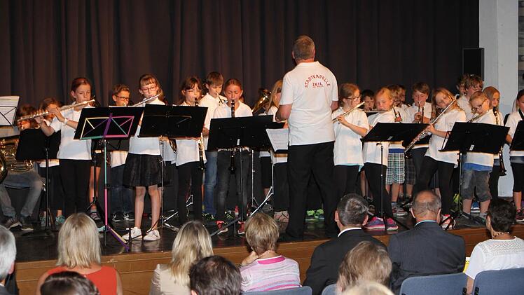 Die große Bläserklasse der Grundschule Zeil-Sand mit ihrem Leiter Dietmar Herrnleben beim Lied "muss i denn zum Städtele hinaus".