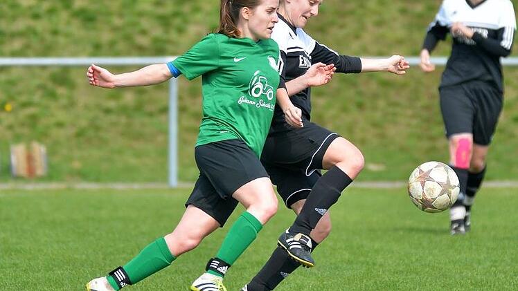 TSV Lonnerstadt - SV Mosbach: Jahresübergreifend musste die Heimelf um Nadine Geinzer (links) fünf Partien ohne einen Sieg auskommen. Im ersten Heimspiel 2017 platzte der Knoten. Foto: Picturedreams