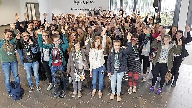 110 M&auml;dchen l&ouml;teten, fertigten und erkundeten das Angebot der Siemens-Ausbildung im neuen Ausbildungszentrum in Erlangen. Foto: Siemens