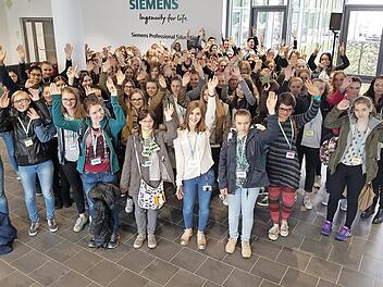 110 Mädchen löteten, fertigten und erkundeten das Angebot der Siemens-Ausbildung im neuen Ausbildungszentrum in Erlangen. Foto: Siemens