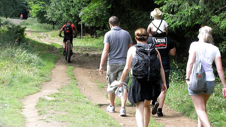 Nicht nur Touristen wandern in der Rhön, auch viele Einheimische sind hier unterwegs.  Foto: Joachim Rübel