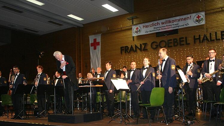 Mit einem bemerkenswerten Konzert gab das Polizeiorchester Bayern in Rödental eine exzellente Visitenkarte ab und zog rund 500 Besucher in seinen musikalischen Bann.Martin Rebhan