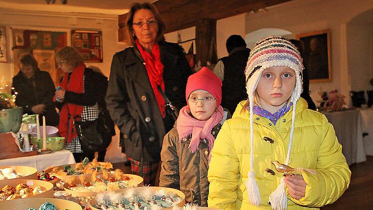 Für Kinder immer interessant ist im Trauzimmer der Stand mit  Christbaumschmuck von Gerhard Witzmann aus Steinach. Foto: Dieter Britz