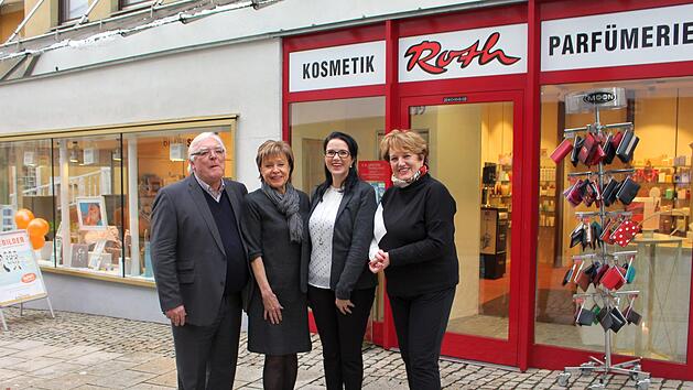 Georg und Annelie Roth (v.l.) &uuml;bergeben die Parf&uuml;merie Roth in die H&auml;nde von Theresia Griebel. Brigitte Meyerdierks dankt Georg Roth f&uuml;r sein Engagement in der Stadt. Foto: Julia Raab