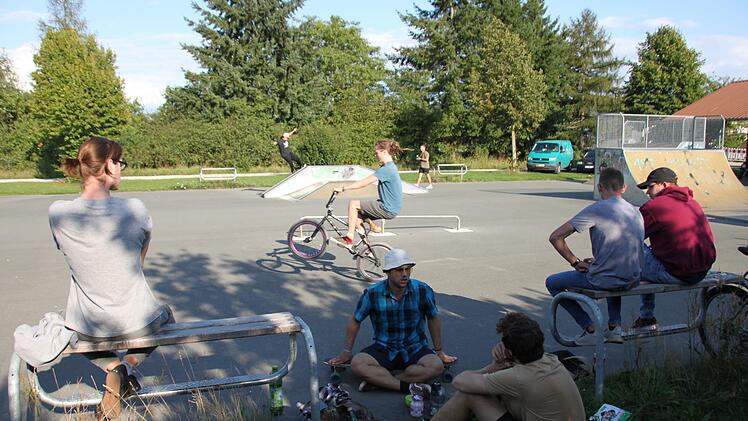 Der Skatepark sei eine wichtige Freizeitmöglichkeit in Forchheim: Ein Teil der Jugendszene trifft sich hier, hört Musik, redet und unterstützt sich gegenseitig beim Sport. Foto: Ronald Heck