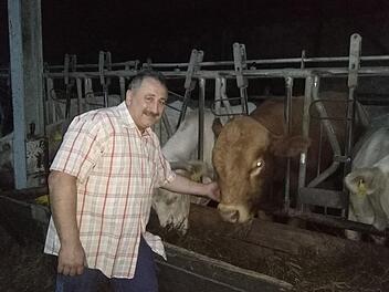 Auch in seiner Rolle als Nebenerwerbslandwirt eines Biohofes geht Norbert Grasser voll auf.  Foto: privat
