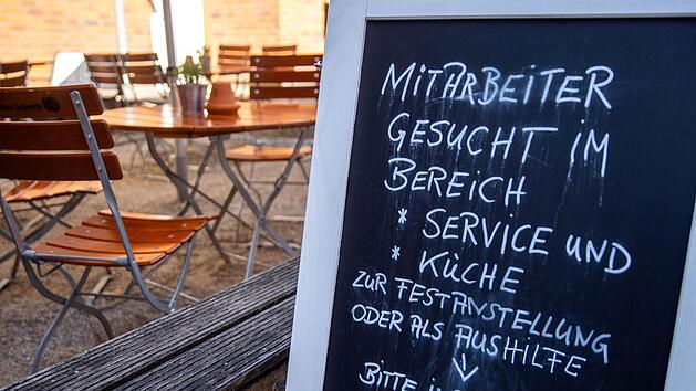 Auf einer Tafel vor einem Restaurant wird nach Mitarbeitern f&uuml;r den Service- und K&uuml;chenbereich gesucht.  Foto: Jens B&uuml;ttner/dpa