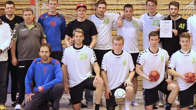 Die Herrenmannschaft des HC Forchheim mit dem Willi-Schmidt-Gedächtnispokal
