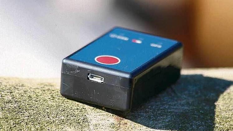 Unsichtbarer Wächter: Der GPS-Sender wird in einer Kerbe im Stamm versteckt. Fotos: dpa