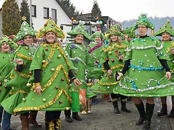Ja ist denn schon wieder Weihnachten?! Die schillernden Christbäume waren auf jeden Fall festlich gut drauf.  Fotos: Karl-Heinz Hofmann