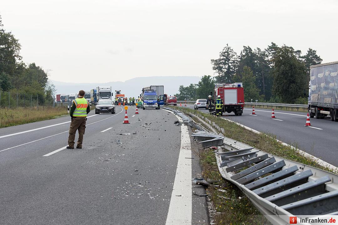 Lkw kracht nach Reifenplatzer auf A73 in Leitplanke