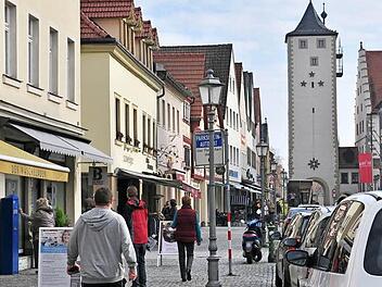 Die Stadt Haßfurt möchte die Kooperationsvereinbarung mit dem Aktionskreis Haßfurt Aktiv bis Ende Juli 2016 fortsetzen. Ziel ist die Stärkung des Einzelhandels und des Einkaufsstandorts Haßfurt.  Fotos: Ulrike Langer