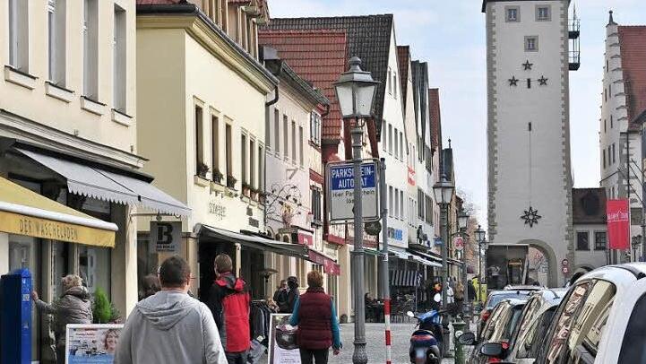 Die Stadt Haßfurt möchte die Kooperationsvereinbarung mit dem Aktionskreis Haßfurt Aktiv bis Ende Juli 2016 fortsetzen. Ziel ist die Stärkung des Einzelhandels und des Einkaufsstandorts Haßfurt.  Fotos: Ulrike Langer