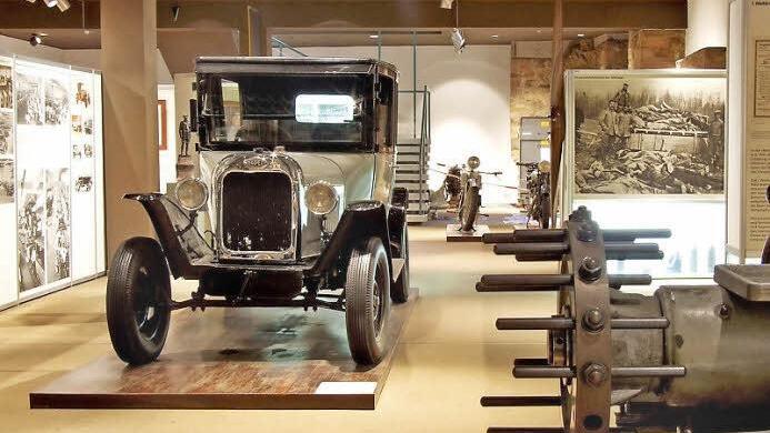 Der Fortschritt in der Automobilindustrie ist nur ein Aspekt der umfangreichen Ausstellung im Stadt- und Industriemuseum Rüsselsheim. Foto: djd/AK FrankfurtRheinMain
