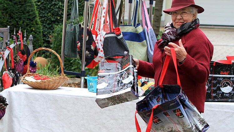Zum bunten Angebot trug Elfriede Höhlein bei, die für einen guten Zweck selbst geschneiderte Recycling-Taschen verkaufte. Foto: Bertram Wagner