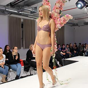 Dessous-Show beim Bekleidungshaus Murk in Wachenroth