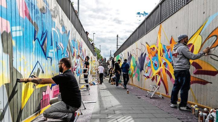 Kinder und Künstler gestalteten die Unterführung am Baiersdorfer Bahnhof mit Graffiti.