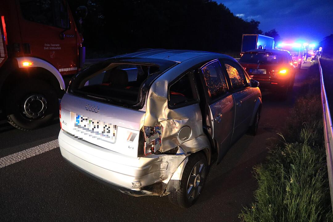 Autotransporter kracht in Stauende