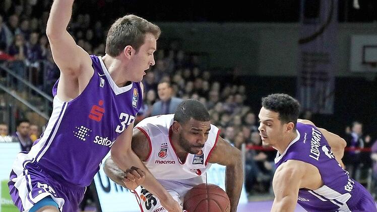 Dorell Wright zieht gegen die beiden Göttinger Stephan Haukohl (l.) und Dominic Lockhart energisch zum Korb. Fotos: Hubert Jelinek