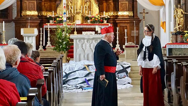 Peter Ott führt als Pfarrer eine junge Verlobte, gespielt von Tina  Meier, durch die Kirche, in der sie heiraten möchte.    Foto: privat