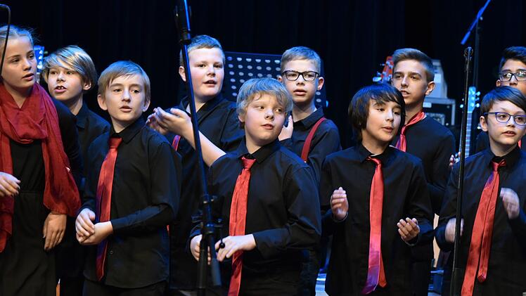 Der Schulchor entführte in die 1970er Jahre zum Beispiel mit "I want you back" der Jackson Five. Foto: Gabi Arnold