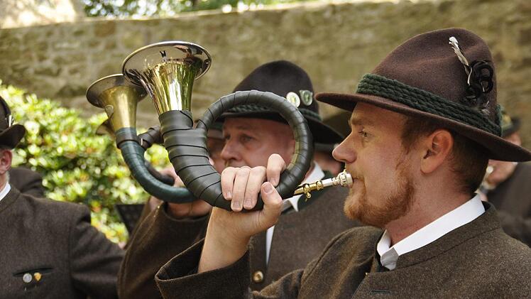 Mit einer Jagdhornserenade fei-erten die Jagdhornbläser des Jä-gervereines Bad Kissingen ihren 55. Geburtstag.Foto: Peter Klopf