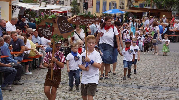 Auch die Kindertagesstätte St. Michael gab ihre Visitenkarte beim Festzug ab.Sabine Weinbeer