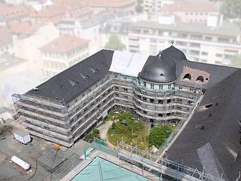 Vom Kran aus sind die Arbeiten an der Fassade und den Dächern des Kurhausbades gut zu sehen, bis zum Winter soll alles dicht sein. Foto: Ralf Ruppert