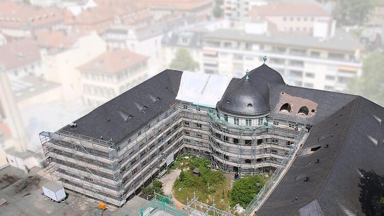 Vom Kran aus sind die Arbeiten an der Fassade und den Dächern des Kurhausbades gut zu sehen, bis zum Winter soll alles dicht sein. Foto: Ralf Ruppert