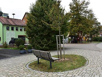 Der neu gestaltete Dorfplatz in Lilling Foto: Petra Malbrich