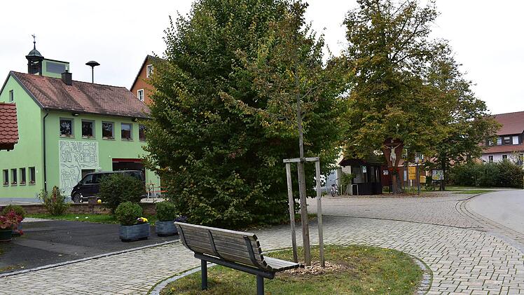 Der neu gestaltete Dorfplatz in Lilling Foto: Petra Malbrich