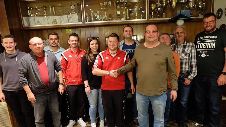 Der neue Vorstand des TSV Thundorf (von links): Lukas G&ouml;bel, Gerhard Steinbeck,Fabian Seufert, Michael Weigand, Katharina Braun, Maximilian Kerber, Franz Saal, Dieter B&uuml;chner, Peter G&ouml;bel, Josef Weigand und Volker Barth.   Foto: Philipp Bauernschubert