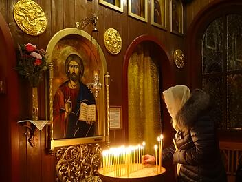 In der Orthodoxen Kirche beten die Menschen gemeinsam für Frieden in der Ukraine. Foto: Marion Eckert