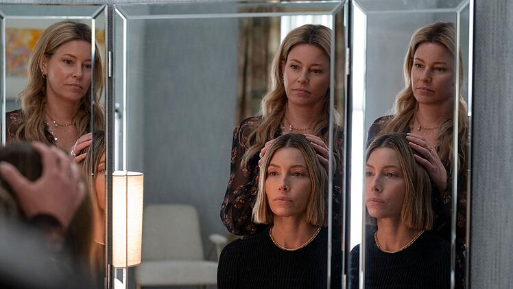 Chloe Taylor (Jessica Biel, sitzend) und Nicky Macintosh (Elizabeth Banks) könnten als Schwestern unterschiedlicher nicht sein.