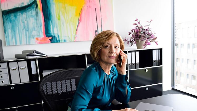 Viktoria Fildermann (Marion Mitterhammer) meldet das Verschwinden ihres Mannes.